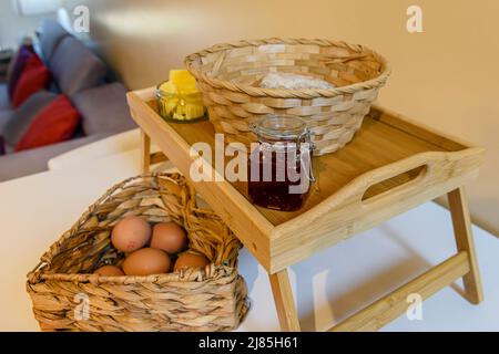 Panier de pain de wheaten irlandais traditionnel, œufs, beurre et confiture à un B&B. Air Banque D'Images