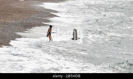 Brighton Royaume-Uni 13th mai 2022 - Un nageur profite d'un plongeon à Brighton lors d'une matinée ensoleillée et frénétique le long de la côte sud, car le temps chaud est prévu pour le week-end : Credit Simon Dack / Alay Live News Banque D'Images