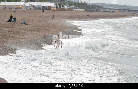 Brighton Royaume-Uni 13th mai 2022 - Un nageur profite d'un plongeon à Brighton lors d'une matinée ensoleillée et frénétique le long de la côte sud, car le temps chaud est prévu pour le week-end : Credit Simon Dack / Alay Live News Banque D'Images
