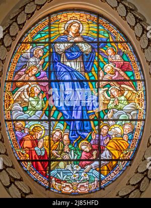 VALENCE, ESPAGNE - 14 FÉVRIER 2022 : l'Assomption en vitraux de la cathédrale par Arte S.A. de Bilbao (1962). Banque D'Images