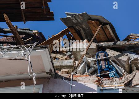 Les ruines de l'Hôtel Ukraine contre le ciel bleu dans la ville de Chernihiv pendant la guerre russe contre l'Ukraine en 2022. Gros plan. Frappe aérienne. Hin Banque D'Images