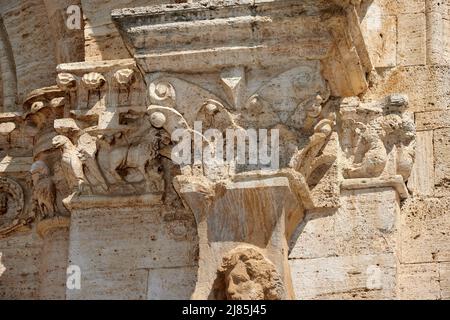 San Quirico d’Orcia (si),Italia, Collégiata dei SS. Quirico e Giulitta,Partiolre del portale Laterale, di Giovanni Pisano - 1288 Banque D'Images