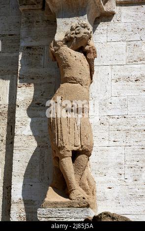 San Quirico d’Orcia (si),Italia, Collégiata dei SS. Quirico e Giulitta, Particolare del portale Laterale, di Giovanni Pisano - 1288 Banque D'Images