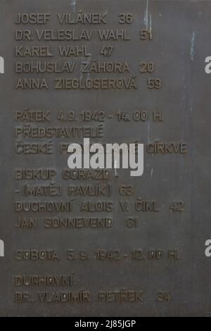 Plaques commémoratives avec les noms des personnes exécutées pendant l'occupation nazie dans la région du champ de tir de Kobylisy (Kobyliska střelnice) à Prague, République tchèque. La zone de l'ancien champ de tir militaire a été utilisée pour des exécutions massives pendant l'occupation nazie. L'évêque orthodoxe tchécoslovaque Gorazd (Matěj Pavík) et les prêtres orthodoxes Alois Václav Čikl et Jan Sonnenveld inscrits sur la plaque ont été exécutés ici le 4 septembre 1942 à 2 heures le prêtre orthodoxe Vladimír Petřek a été exécuté ici le 5 septembre 1942 à midi. Banque D'Images