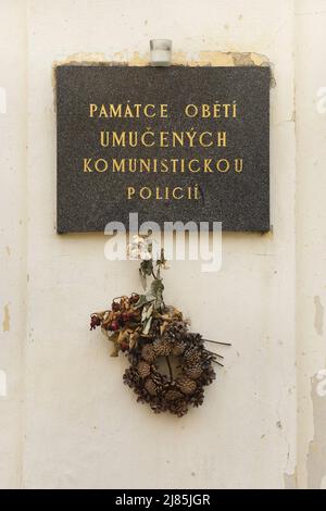 Plaque commémorative dédiée à la mémoire des victimes torturées par la police communiste tchécoslovaque dans la rue Kapucínská, dans le quartier de Hradčany, à Prague (République tchèque). La plaque est installée sur le mur de la zone où se trouve l'ancienne prison de la police secrète tchécoslovaque (STB) connue sous le nom de Domek (Hradčanský domeček). Banque D'Images