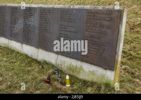 Plaques commémoratives avec les noms des personnes exécutées pendant l'occupation nazie dans la région du champ de tir de Kobylisy (Kobyliska střelnice) à Prague, République tchèque. La zone de l'ancien champ de tir militaire a été utilisée pour des exécutions massives pendant l'occupation nazie. L'évêque orthodoxe tchécoslovaque Gorazd (Matěj Pavík) et les prêtres orthodoxes Alois Václav Čikl et Jan Sonnenveld inscrits sur la plaque ont été exécutés ici le 4 septembre 1942 à 2 heures le prêtre orthodoxe Vladimír Petřek a été exécuté ici le 5 septembre 1942 à midi. Banque D'Images