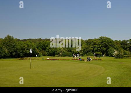 Vue sur le 2nd Tee avec un golfeur masculin qui part de plus de 1st Green, Croham Hurst Golf Club, Croydon, Surrey, Angleterre Banque D'Images