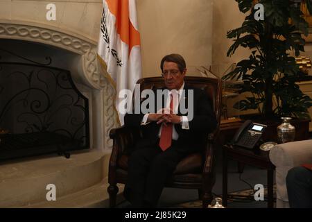 Nicosie, Chypre. 13th mai 2022. M. Nicos Anastasiades est présent dans la salle de réunion de Nicosie (Chypre), le 13 mai 2022. Le Président de la République, M. Nicos Anastasiades, reçoit au Palais présidentiel l'ancien Président de la République hellénique, M. Prokopis Pavlopoulos. (Photo de Kostas Pikoulas/Sipa USA). Credit: SIPA USA/Alay Live News Banque D'Images