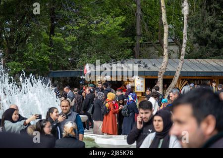 Beaucoup de gens dans la cour de la mosquée du Sultan Eyup, la culture et le lieu islamiques, éditorial Eyüpsultan Camii Banque D'Images