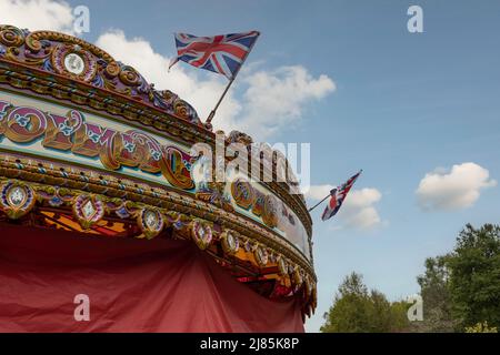 un carrousel couvert pour l'hiver, avec un ciel bleu et des nuages Banque D'Images