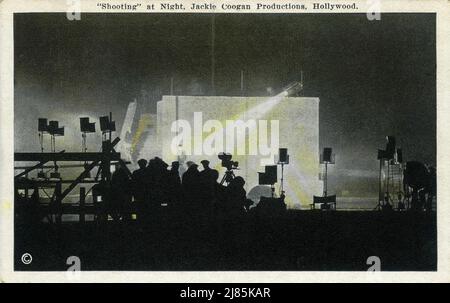 Sur le set Candid tournage sur le London Bridge la nuit pour l'enfant star JACKIE COOGAN et LON CHANEY comme Fagin dans OLIVER TWIST 1922 réalisateur FRANK LLOYD roman Charles Dickens direction artistique Stephen Goosson producteur sol Lesser Jackie Coogan Productions / First National Pictures Banque D'Images