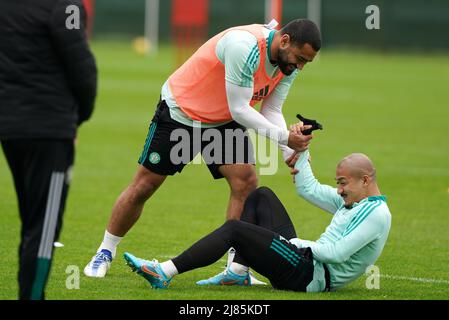 Le Celtic Cameron carter-Vickers (à gauche) et Daizen Maeda lors d'une session de formation au centre de formation de Lennoxtown. Date de la photo: Vendredi 13 mai 2022. Banque D'Images