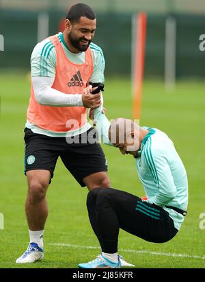 Le Celtic Cameron carter-Vickers (à gauche) et Daizen Maeda lors d'une session de formation au centre de formation de Lennoxtown. Date de la photo: Vendredi 13 mai 2022. Banque D'Images