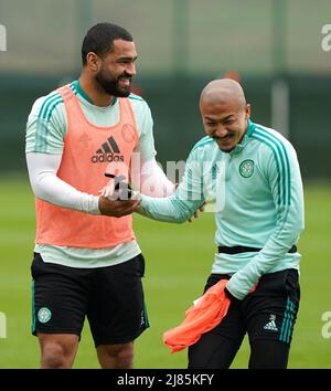 Le Celtic Cameron carter-Vickers (à gauche) et Daizen Maeda lors d'une session de formation au centre de formation de Lennoxtown. Date de la photo: Vendredi 13 mai 2022. Banque D'Images