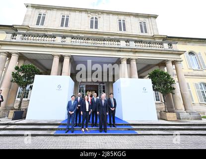 Stuttgart, Allemagne. 13th mai 2022. Les G7 ministres de l'agriculture se réunissent devant le château de Hohenheim avant le début de la conférence. Credit: Bernd Weißbrod/dpa/Alay Live News Banque D'Images