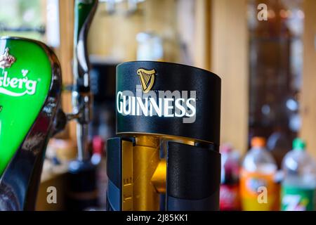 Pompe Guinness en bar. Banque D'Images