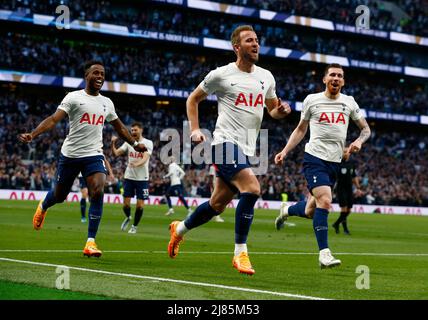 LONDRES, Angleterre - 12 MAI : Harry Kane de Tottenham Hotspur célèbre son but de 2nd lors de la première ligue entre Tottenham Hotspur et Arsenal à Totten Banque D'Images