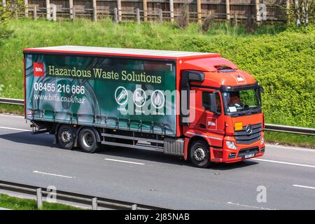 BIFFA Hazardous Waste Solutions ; camion rigide Mercedes-Benz 10677cc rouge 2017 Banque D'Images