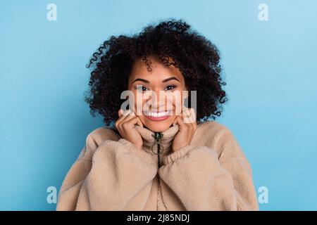 Portrait de la femme positive tenir la tenue artificielle en fourrure froid profiter de douceur fraîche isolé couleur bleu arrière-plan Banque D'Images