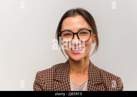 Vue portrait de la belle femme asiatique confiante enseignant portant des lunettes posant isolé sur fond blanc Banque D'Images