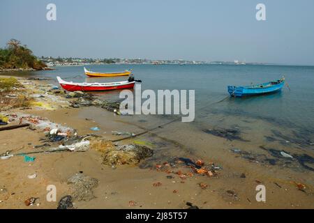 Sur la plage de Tangassery, Thangassery, Kerala, Inde. Banque D'Images