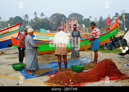 Petit groupe de pêcheurs et leurs maigres prises, Tangassery, Thangassery, Kerala, Inde. Banque D'Images