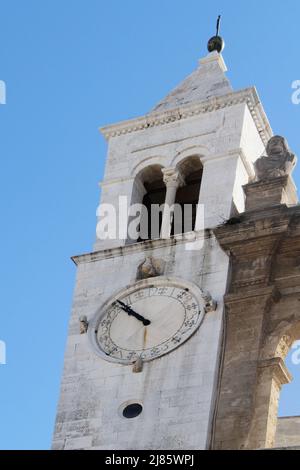 Bari, Italie. L'horloge sur la tour du Palazzo del Sedile (Palais du Siège), construit en 1604. Banque D'Images