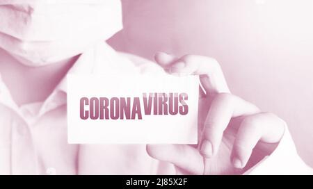 Le personnel médical tient une carte avec coronavirus écrite sur celle-ci.Concept de quarantaine en cas d'alerte pandémique CoVid-19. Banque D'Images