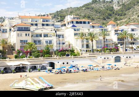 plage d'une urbanisation près de Sitges sur la Costa del Garraf, Barcelone, Catalunya, Espagne, Europe Banque D'Images