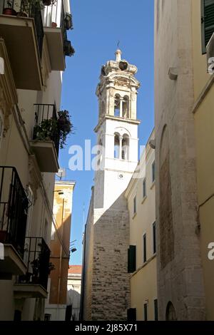 Bari, Italie. Le clocher de Chiesa di San Giacomo (St. Église James, b. 12th Century), style baroque et roman. Banque D'Images