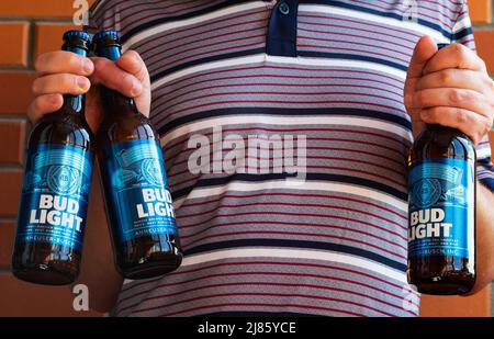 Ukraine. 28th août 2021. Dans cette illustration, un homme tient des bouteilles de bière Bud Light. (Photo par Igor Golovniov/SOPA Images/Sipa USA) crédit: SIPA USA/Alay Live News Banque D'Images