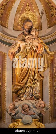 VALENCE, ESPAGNE - 17 FÉVRIER 2022 : la statue baroque polychrome sculptée de Saint-Joseph dans l'église basilique Sagrado Corazon par un artiste inconnu. Banque D'Images