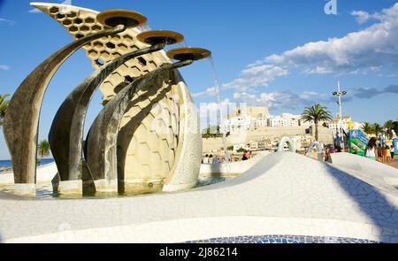 Fontaine ornementale au coucher du soleil de Peñiscola, Castellón, Espagne, Europe Banque D'Images