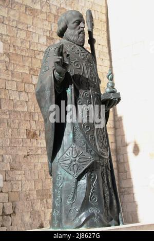 Bari, Italie. La basilique pontificale de Saint-Nicolas (basilique San Nicola). Statue de Nicolas de Myra, un don de la Russie, 2003. Banque D'Images