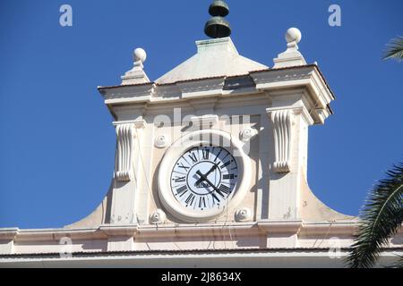 Bari, Italie. Horloge en haut de l'édifice de la Chambre de commerce (b. 1849). Banque D'Images