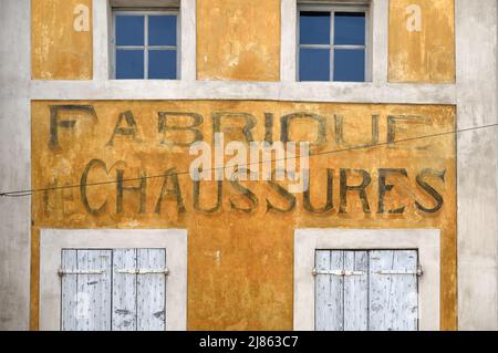 Publicité ou publicité pour un ancien magasin de chaussures, un Cobbler ou un fabricant de chaussures l'Isle-sur-la-Sorgue Vaucluse Provence France Banque D'Images