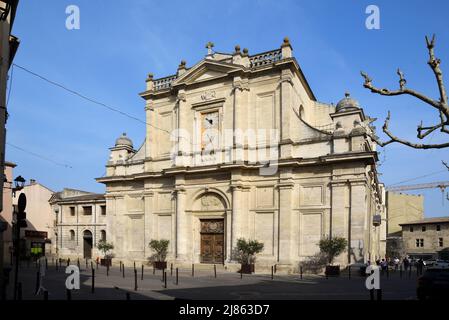 Église baroque (1645), Collégiale notre-Dame-des-Anges, dans la vieille ville ou quartier historique l'Isle-sur-la-Sorgue Vaucluse Provence France Banque D'Images