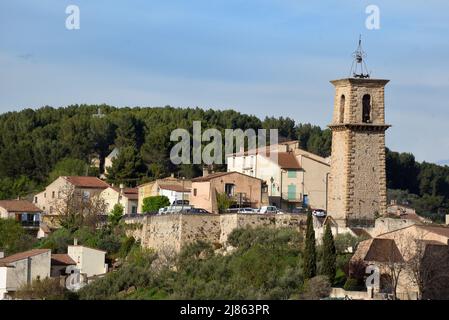 Vue sur la vieille ville ou l'ancien village de Hilltop avec son beffroi Gardanne Bouches-du-Rhône Provence c18th Banque D'Images