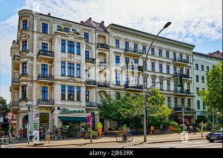 Berlin, Allemagne - 11 mai 2022 : scène typique de rue dans une rue principale de Berlin. Banque D'Images