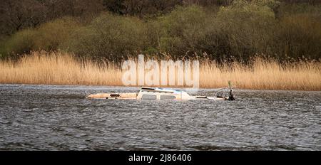 Bateau de jour coulé dans le lac anglais Banque D'Images