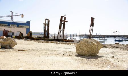 Anciens chantiers navals abandonnés dans le port d'Almeria, Espagne, Europe Banque D'Images