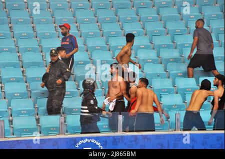 Tunisie. 11th mai 2022. La finale de la coupe de handball tunisienne à la salle de sports de Rades entre l'Esperance Sportive Tunis (est) et le club africain (CA) a été interrompue par le match après le début de la violence entre les supporters des deux équipes, à partir des 5 premières minutes du match à Tunis, Tunisie, le 11 mai, 2022. (Photo de Jdidi Wassim/Sipa USA) crédit: SIPA USA/Alay Live News Banque D'Images