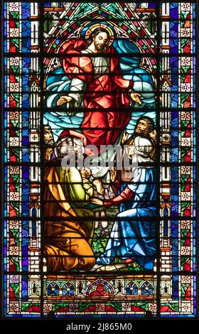 VALENCE, ESPAGNE - 17 FÉVRIER 2022 : l'Ascension du Seigneur en vitraux néo-gothiques de l'église Basilique de San Vicente Ferrer. Banque D'Images