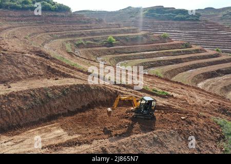 Tianshui. 11th mai 2022. La photo aérienne prise le 11 mai 2022 montre une vue des terres agricoles récupérées dans le district de Qinzhou, à Tianshui, dans la province de Gansu, dans le nord-ouest de la Chine. Ces dernières années, Qinzhou, de Tianshui, a encouragé les entreprises, les coopératives et les fermes familiales à récupérer des terres agricoles abondées. Jusqu'à présent, plus de 73 000 000 mu (environ 4 867 hectares) de terres agricoles abandonnées ont été récupérées à Qinzhou. Crédit : Wen Jing/Xinhua/Alay Live News Banque D'Images