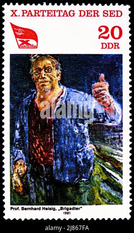 MOSCOU, RUSSIE - 10 AVRIL 2022 : timbre-poste imprimé en Allemagne montre 'Brigadier' (Bernard Heisig), 10th série du Congrès du Parti socialiste de l'Allemagne de l'est, Banque D'Images