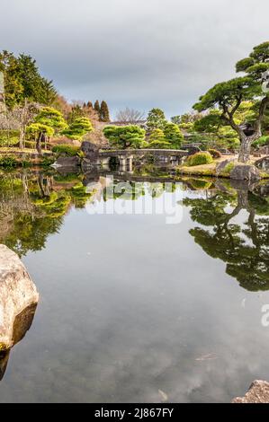 Himeji, Japon - 6 janvier 2020. Vue extérieure d'un jardin japonais, montrant un étang avec des poissons colorés, près du château Himeji. Le château Himeji dans l'un des derniers châteaux authentiques au Japon et une attraction touristique populaire. Banque D'Images