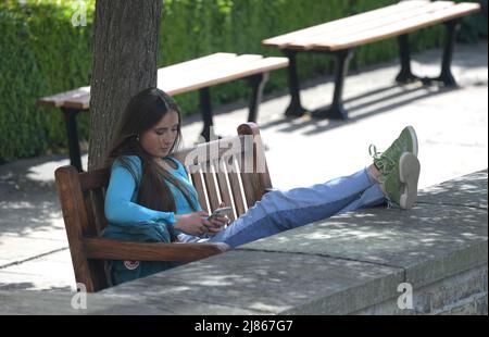 Cambridge, Royaume-Uni. 13th mai 2022. Les visiteurs de Cambridge apprécient le temps chaud du printemps lorsqu'ils prennent pour jouer sur la Cities River Cam. Crédit : MARTIN DALTON/Alay Live News Banque D'Images