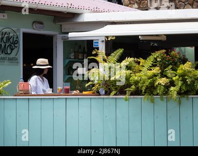 Saint Barthélemy - avril 2022 : vie de café sur l'île des Caraïbes françaises Banque D'Images