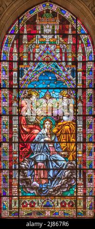 VALENCE, ESPAGNE - 17 FÉVRIER 2022 : le couronnement de la Vierge Marie en vitraux néo-gothiques de l'église Basilica de San Vicente Ferrer. Banque D'Images