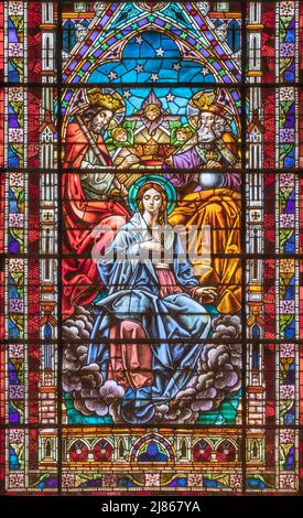 VALENCE, ESPAGNE - 17 FÉVRIER 2022 : le couronnement de la Vierge Marie en vitraux néo-gothiques de l'église Basilica de San Vicente Ferrer. Banque D'Images